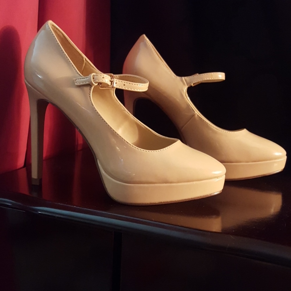 NWOT Size 6 Heels
